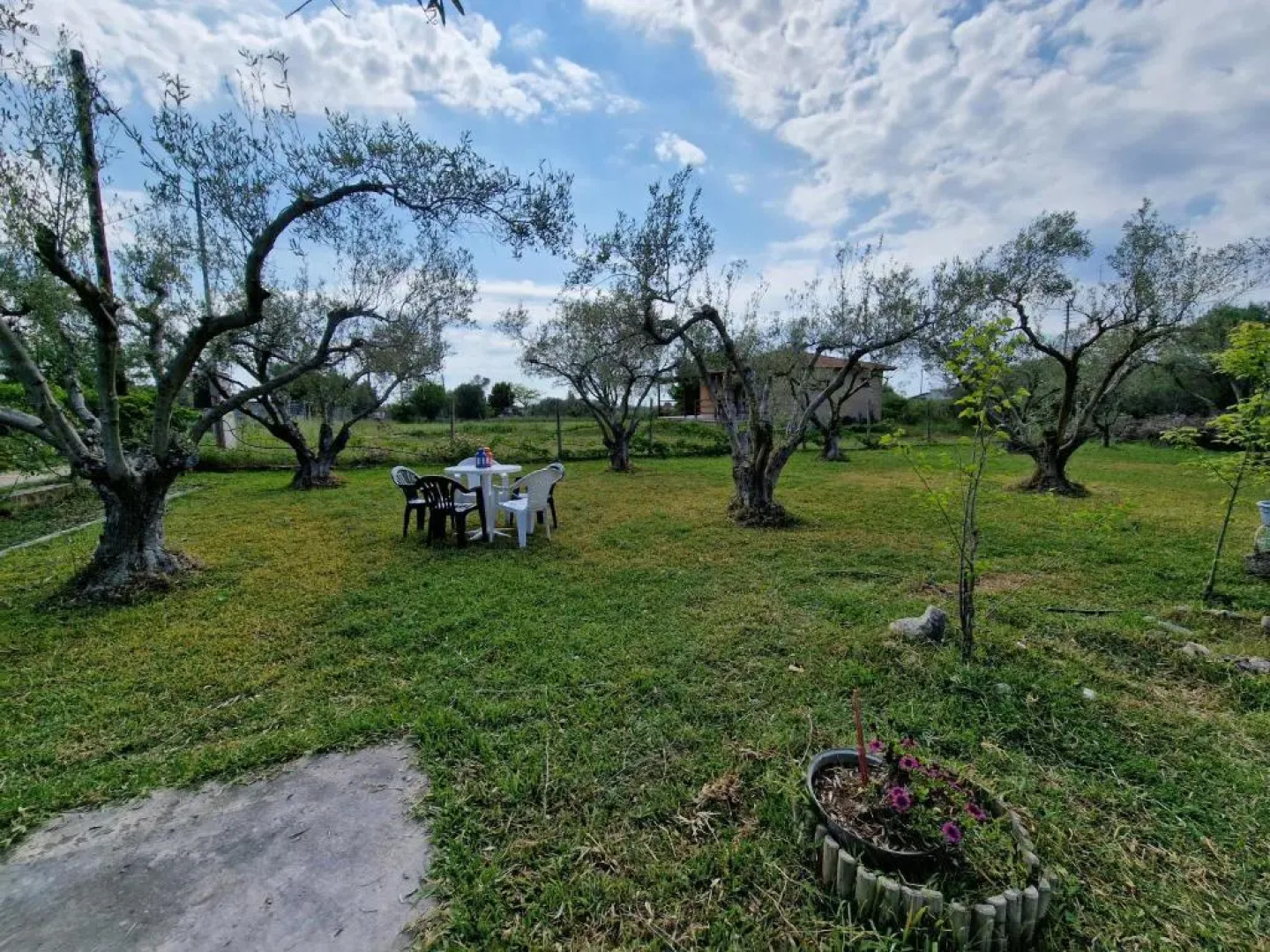 Cheerful 2 bedrooms home near the beach with parking and garden