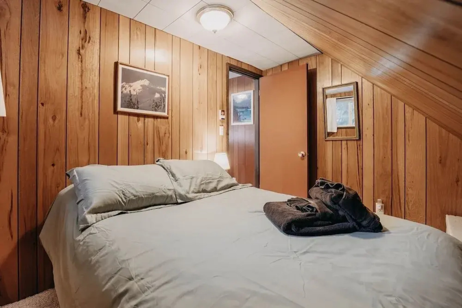 63mbr - Hot Tub - Bbq - Pets Ok - Wifi - Sleeps 6 2 Bedroom Home by RedAwning