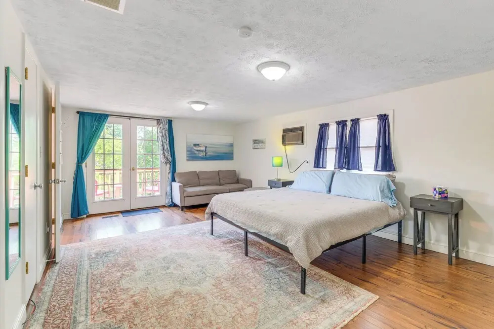 Adorable Cottage: Fire Pit, Walk to Colonial Beach