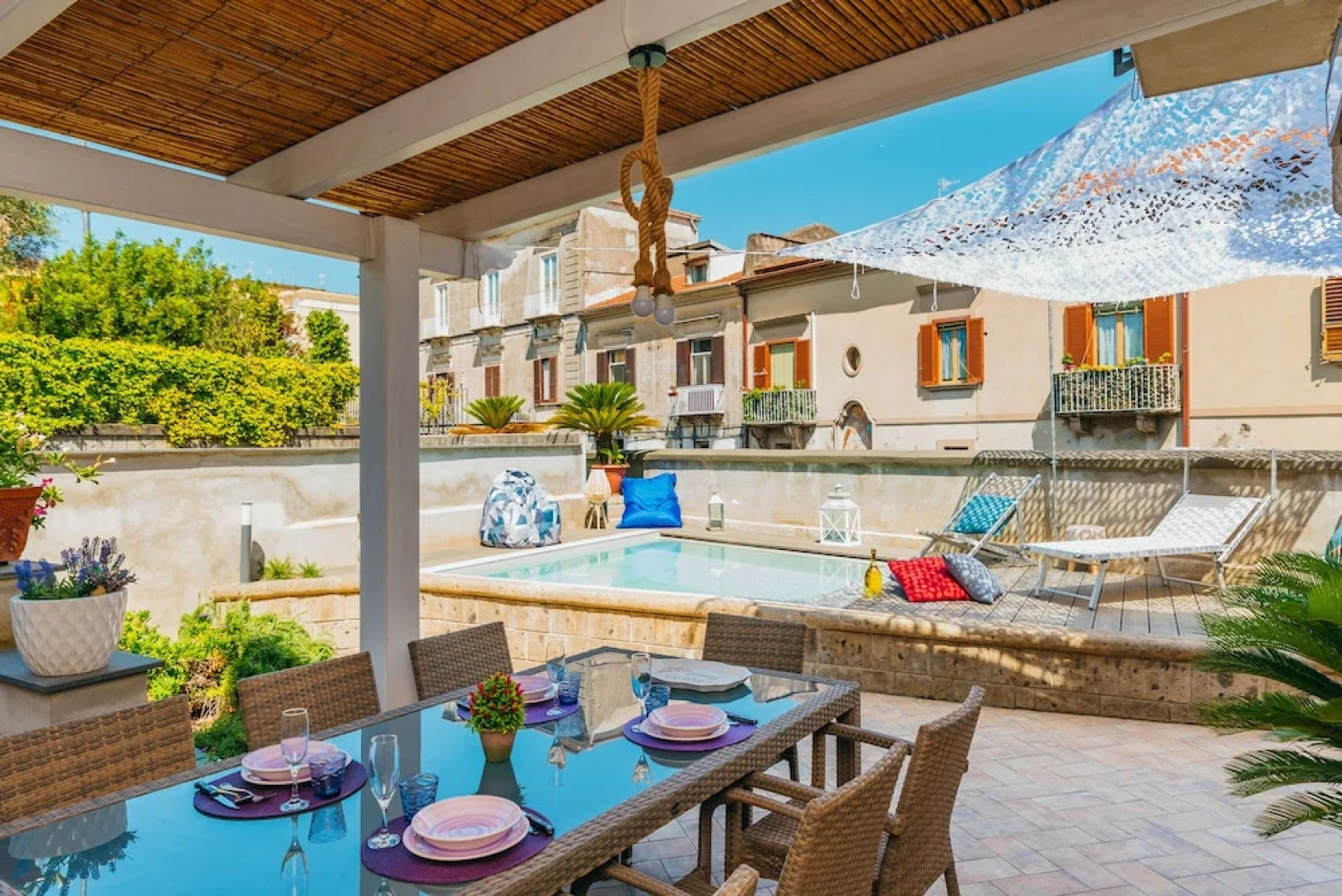 Spacious Villa with 4 rooms, pool, solarium & garden