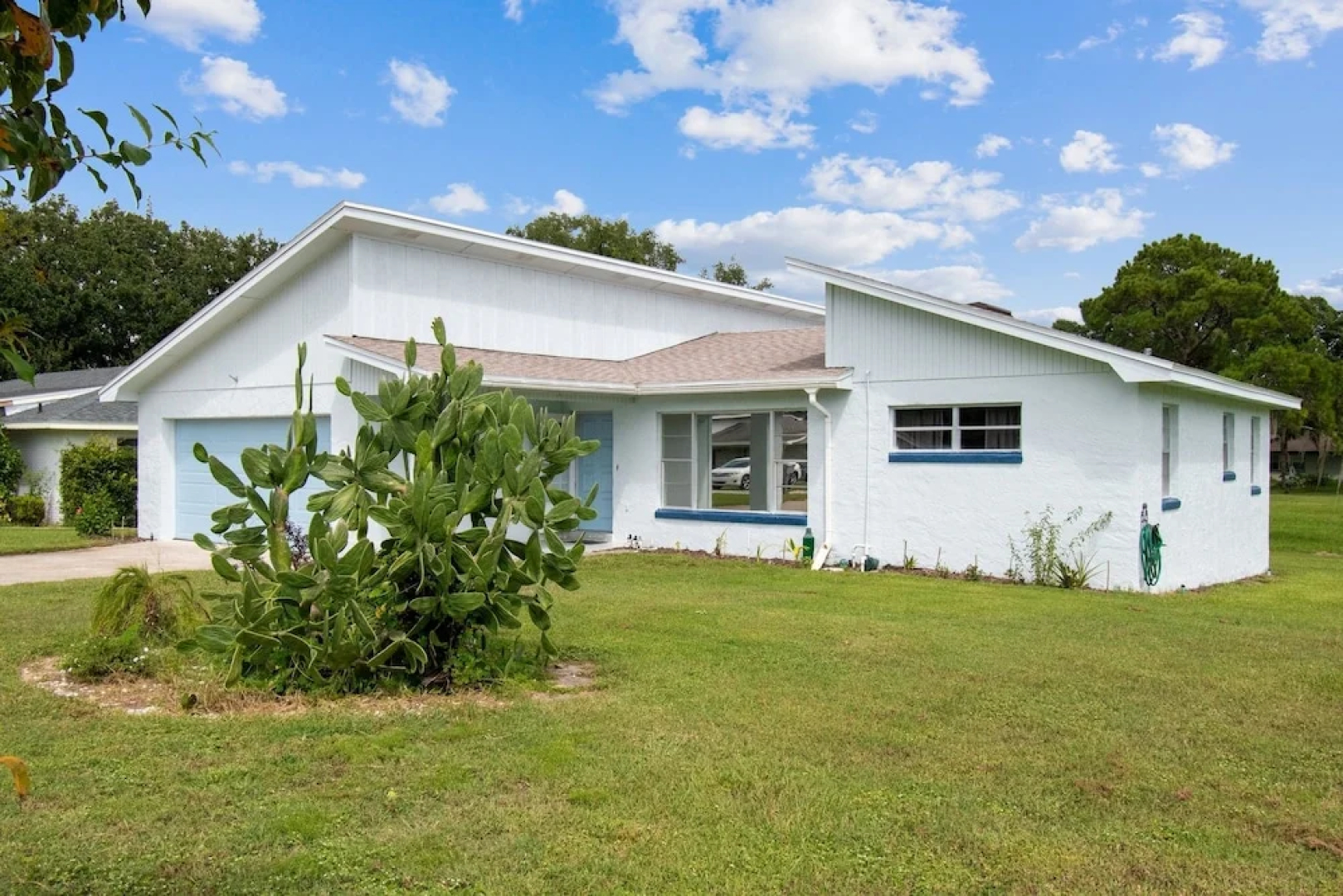 The Lake Home - Beautiful Oasis In The Heart Of Florida! 2 Bedroom Home by RedAwning