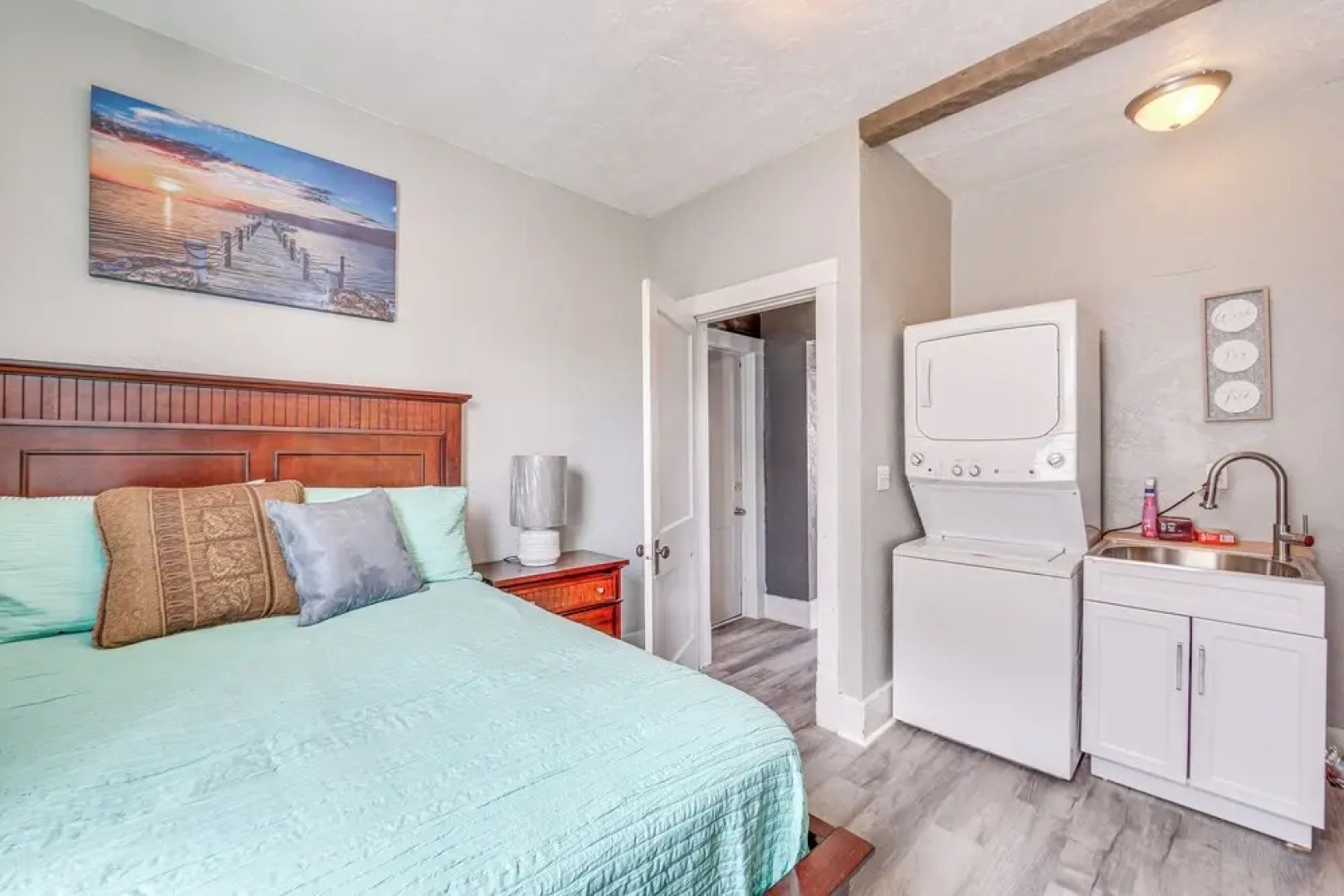 Updated New Kensington Home w/ Deck: 22 Mi to Pgh!