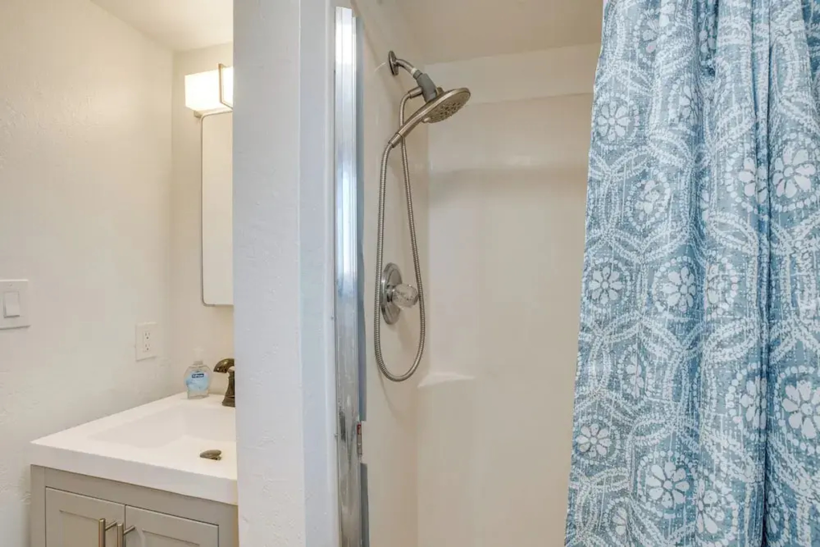 Walk to Beach: Dog-friendly Cabin in Glenbrook!