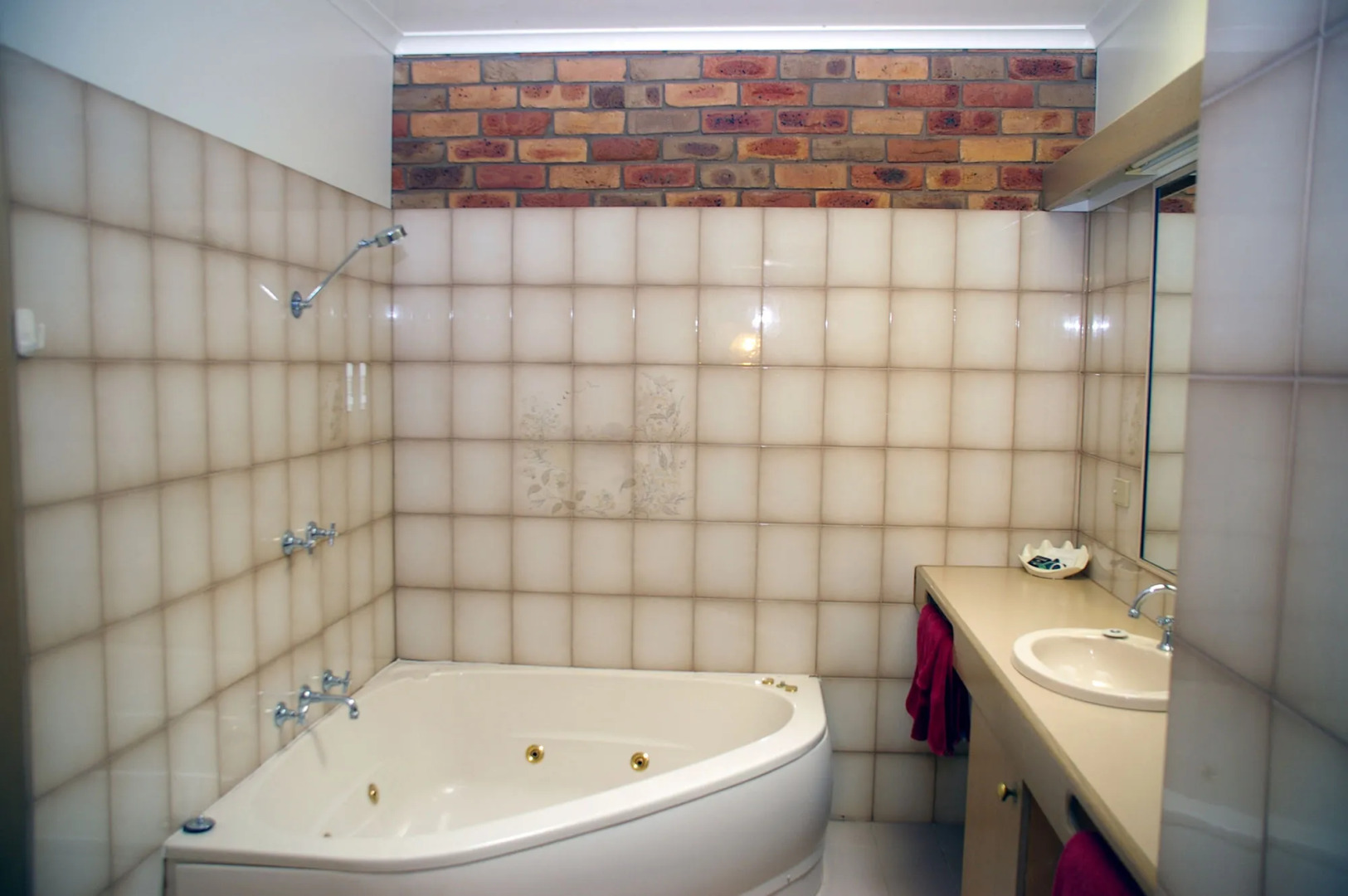 Pines Country Club Motor Inn