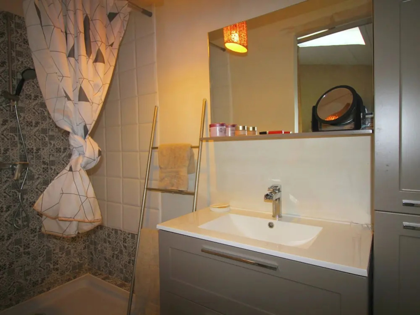 2 Tastefully Furnished Gites With Private Pool, 1km From Faucon