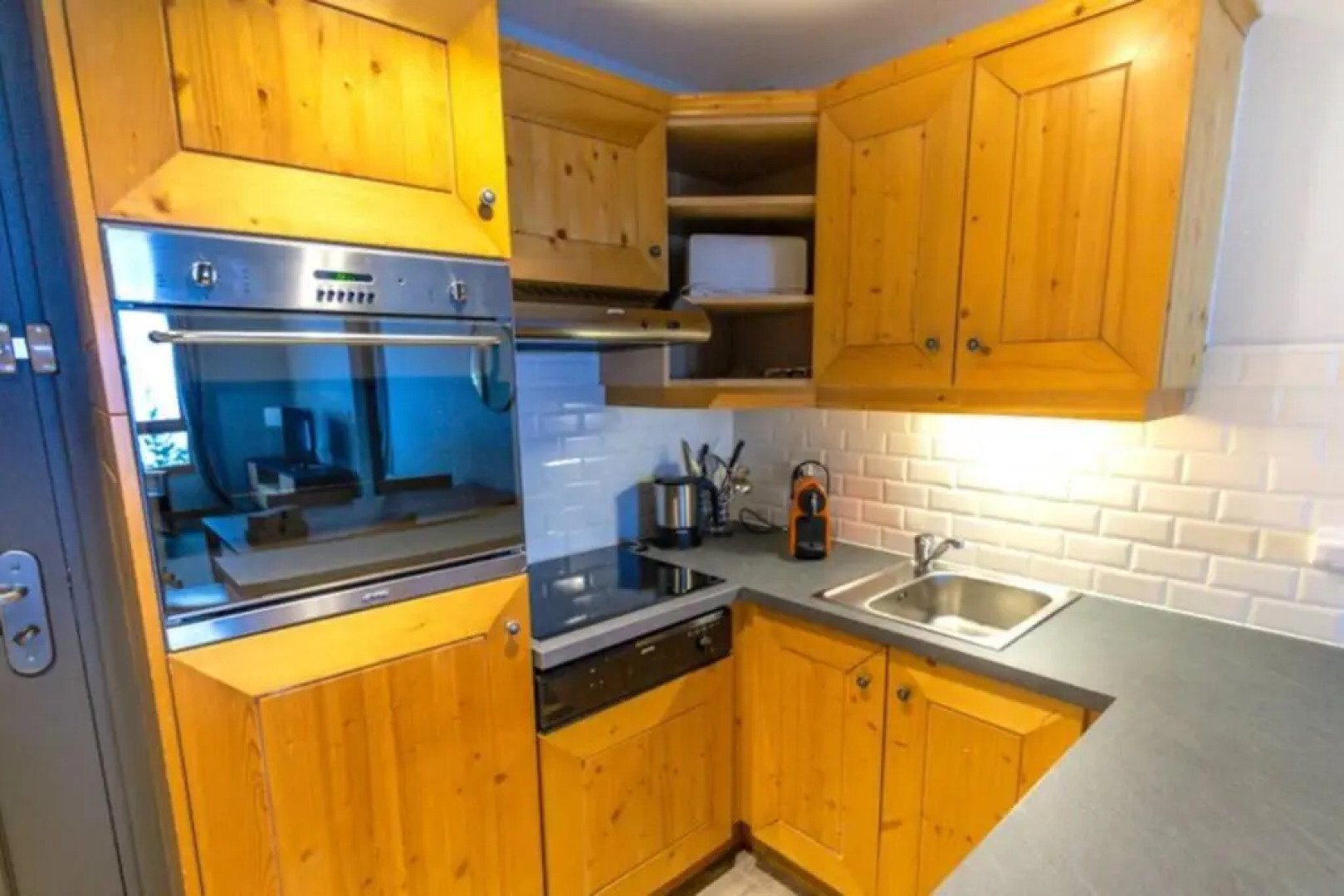 LE CRYTAL 1950 - ARC 1950 Luxury Renovated Premium Apartment - 2 Bedrooms