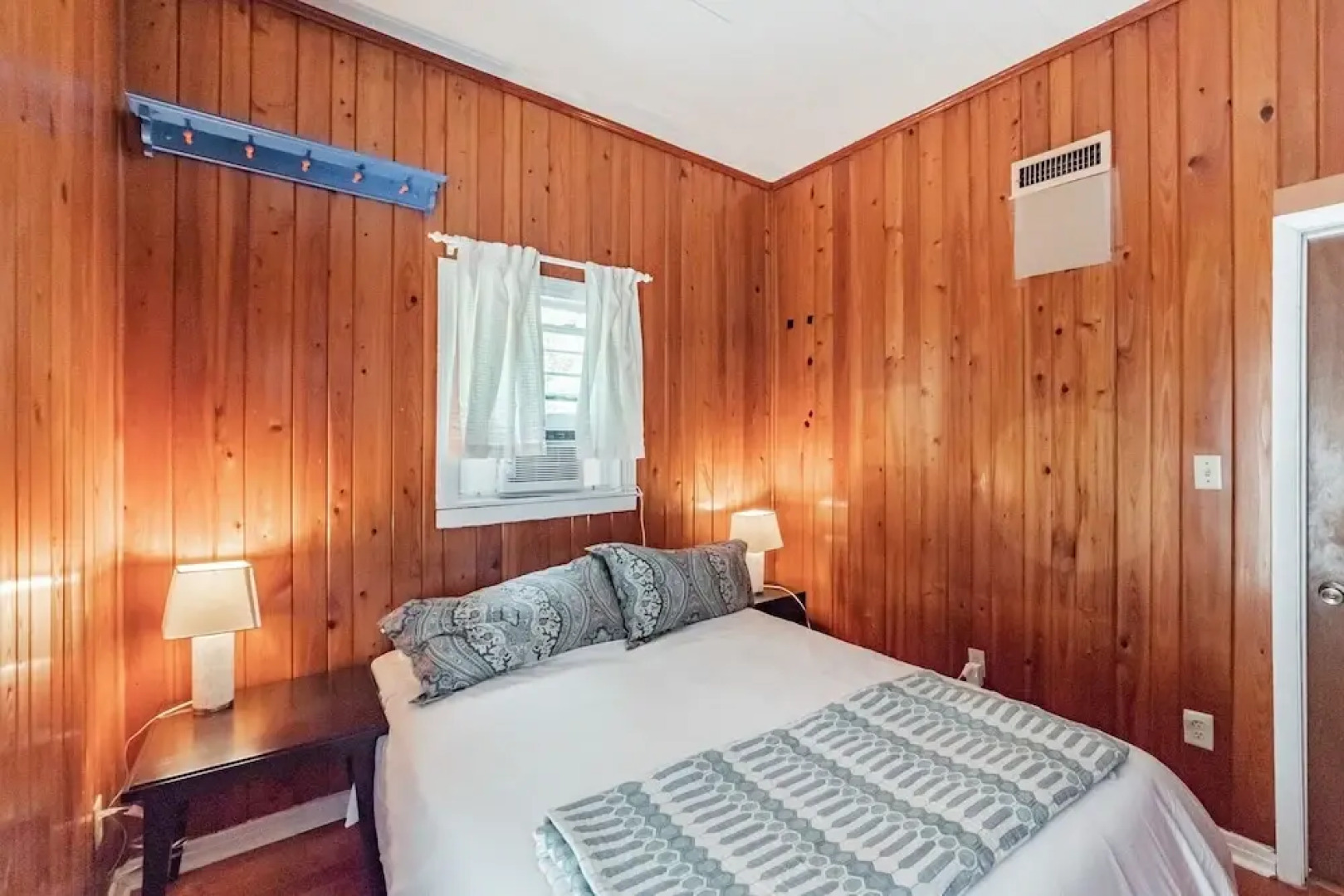 Gainesville 1 Bedroom Apts with Pool, Walk to UF Campus by RedAwning