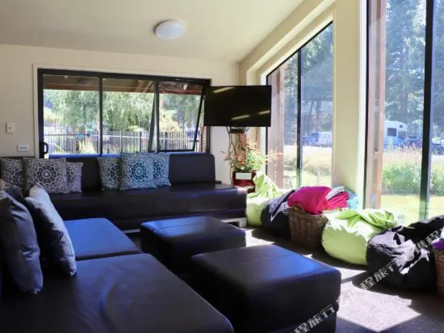 Lakefront Lodge Backpackers