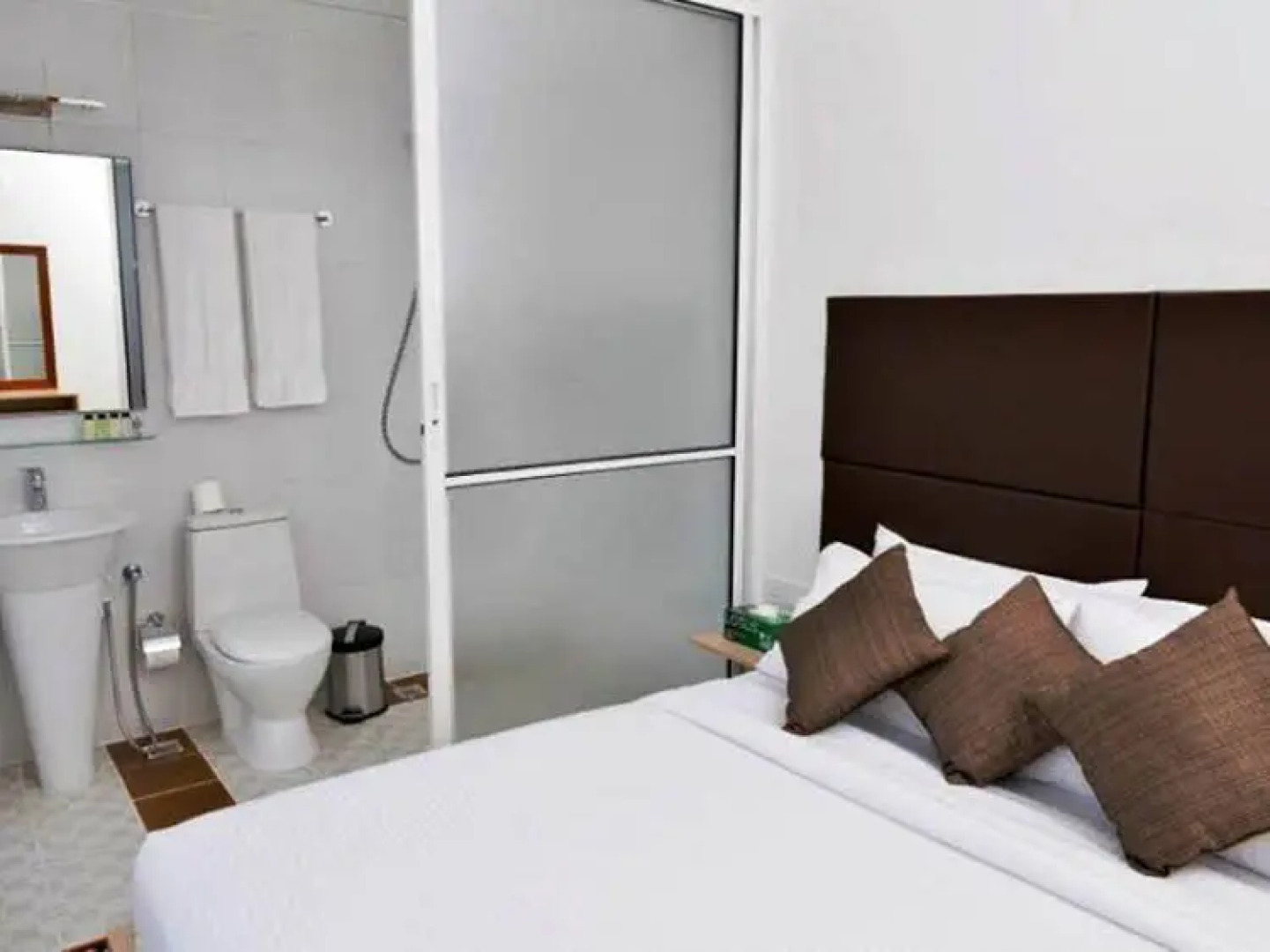 Отель Airport Comfort Inn Premium