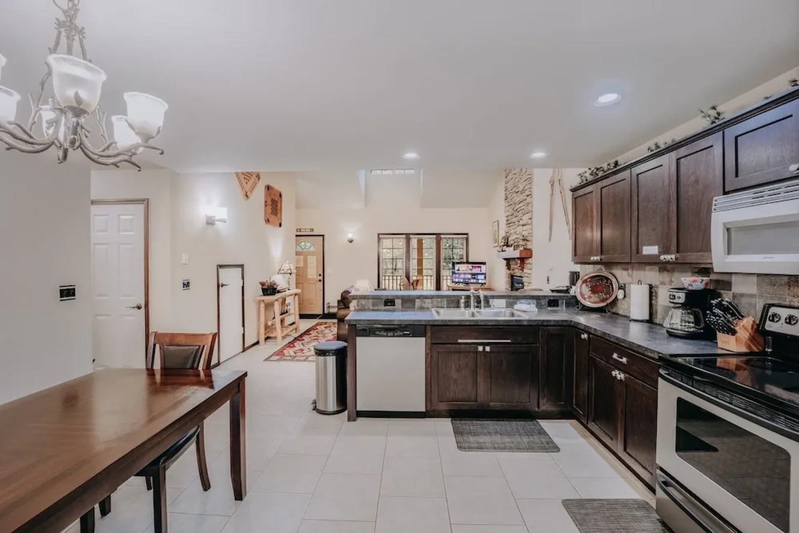 89gs - Hot Tub - Pets Ok - Wifi - Sleeps 4 1 Bedroom Home by RedAwning