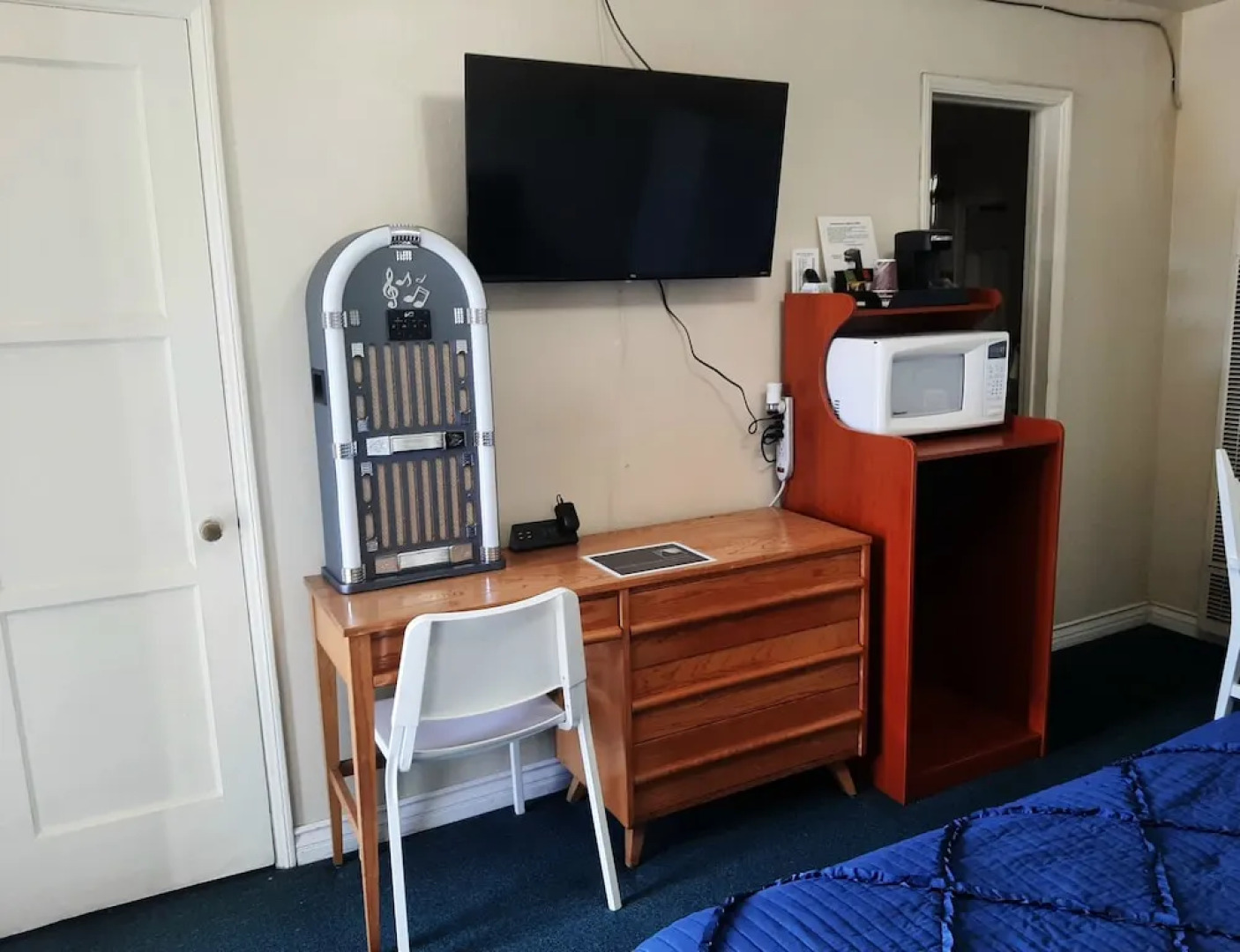 The New Star Motel with Studio-Kitchens: 1950s Extended-Stay Lodging and Retreat Center