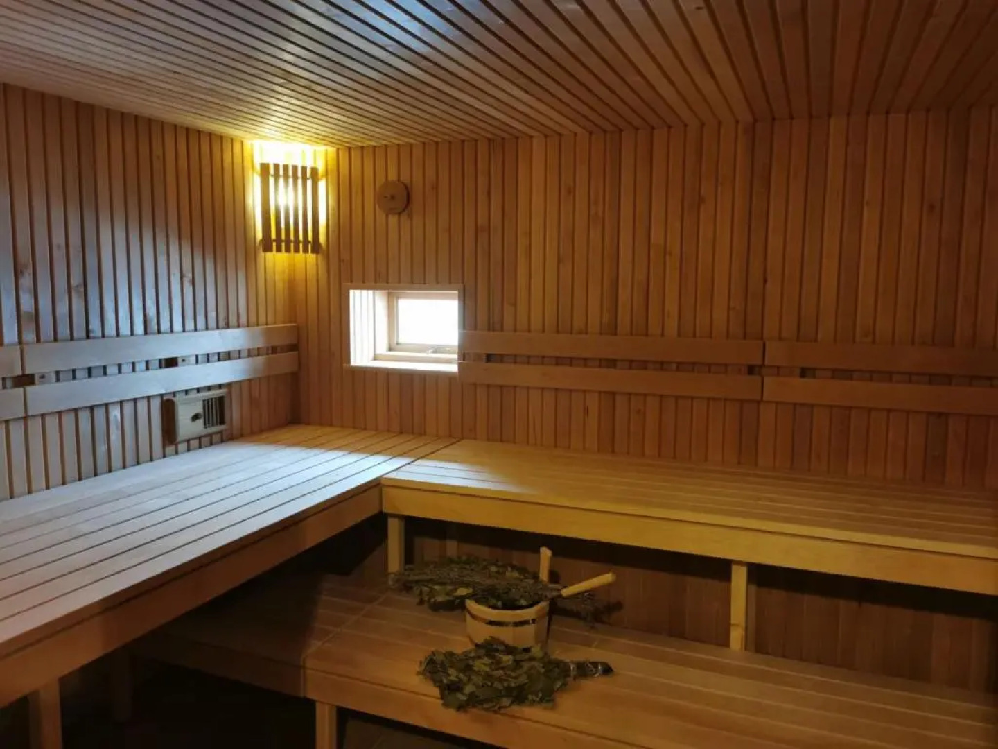 Pirties namelis ant ežero kranto