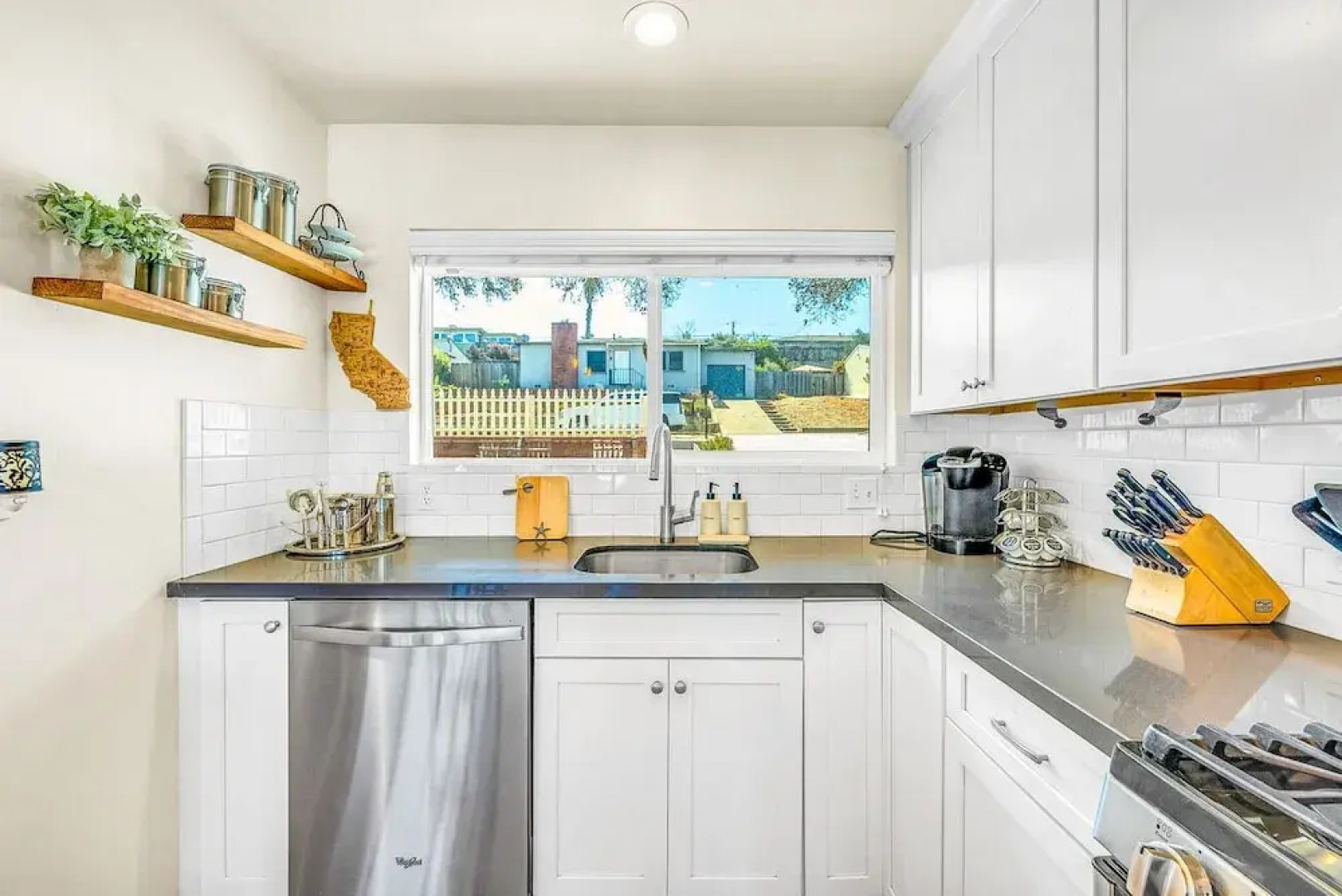 Cozy Oaks - A Coastal Getaway With Idyllic Scenery!