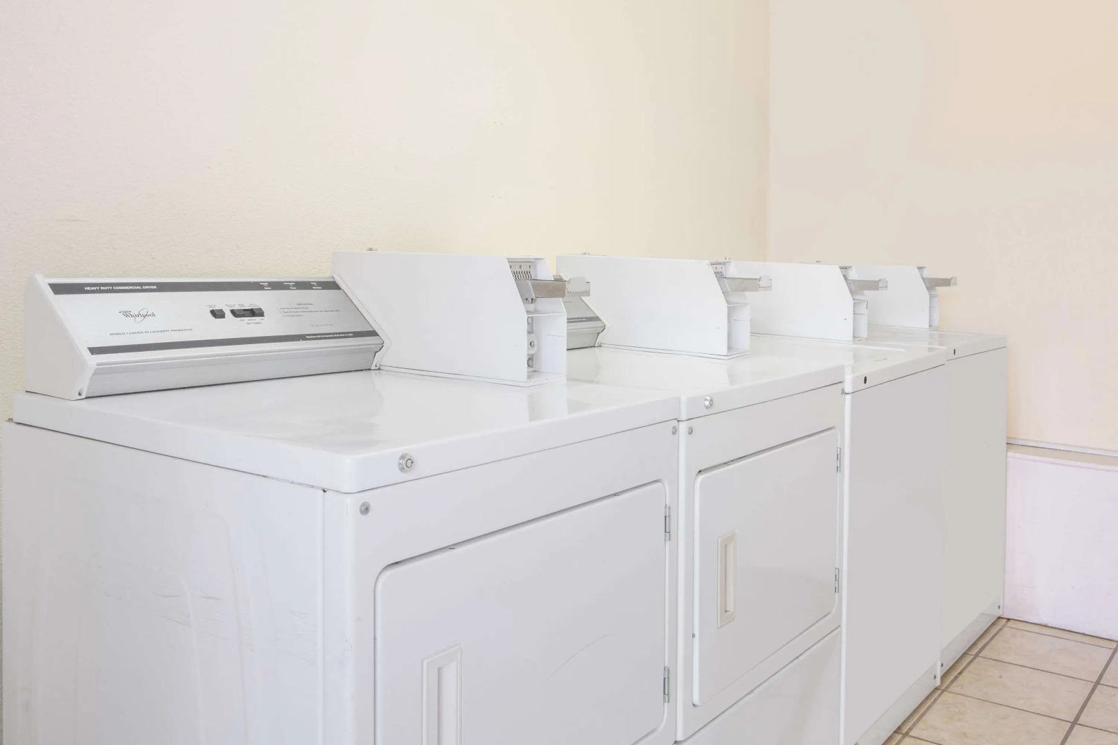 Days Inn & Suites by Wyndham Marshall