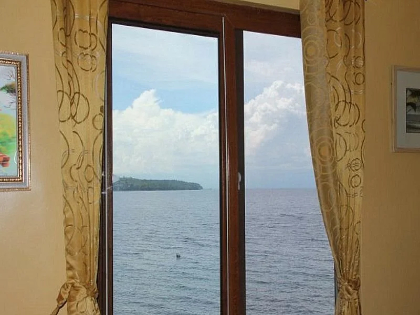 Captain Hook's Red Parrot Inn