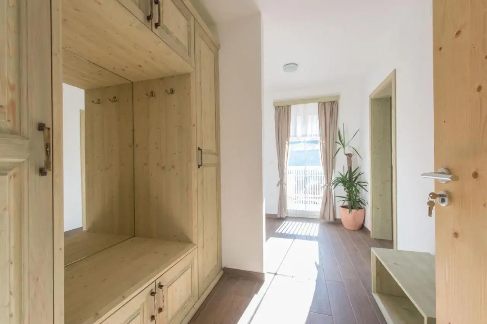 Apartments and rooms Tolc