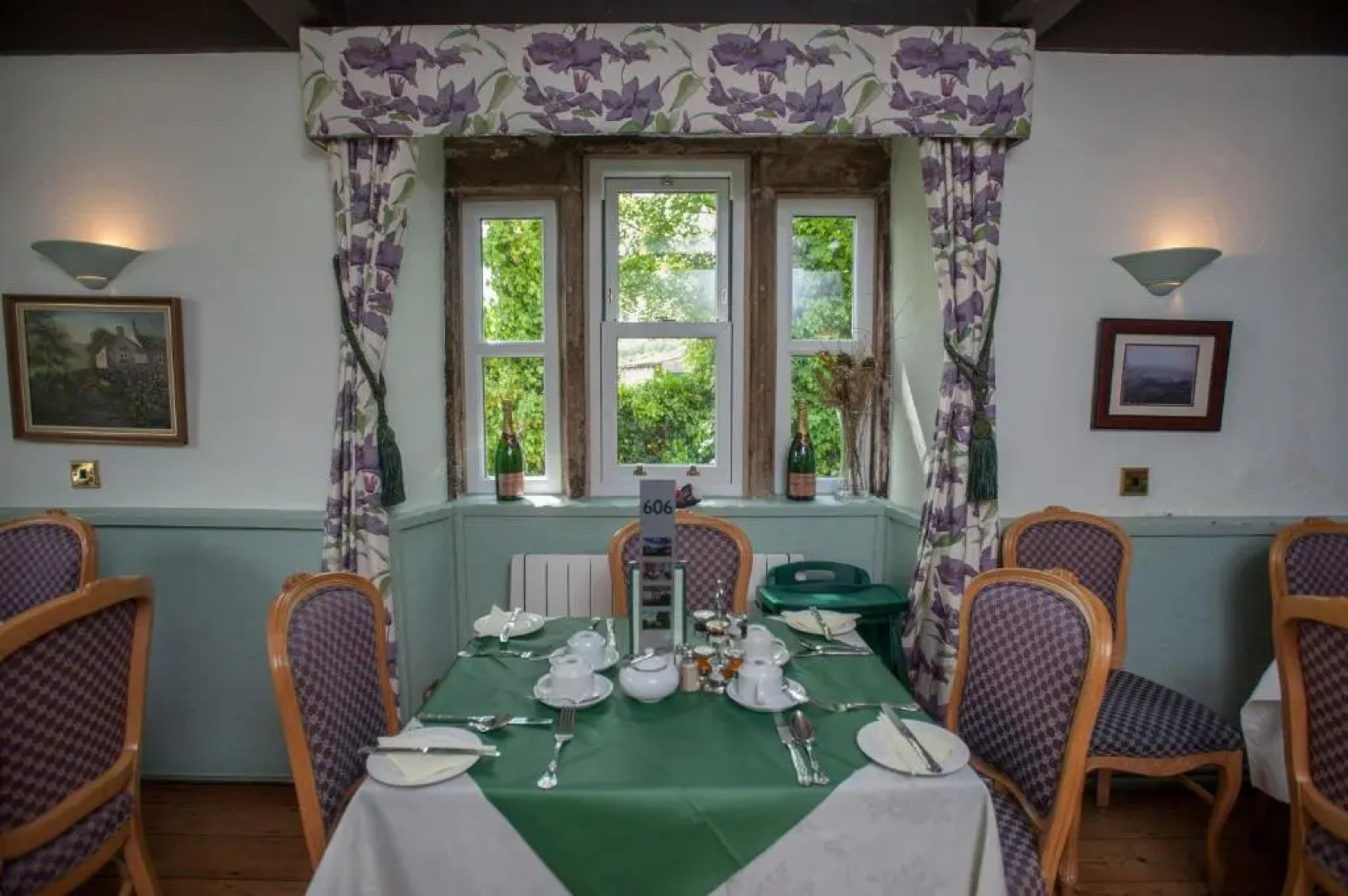 The Racehorses Hotel