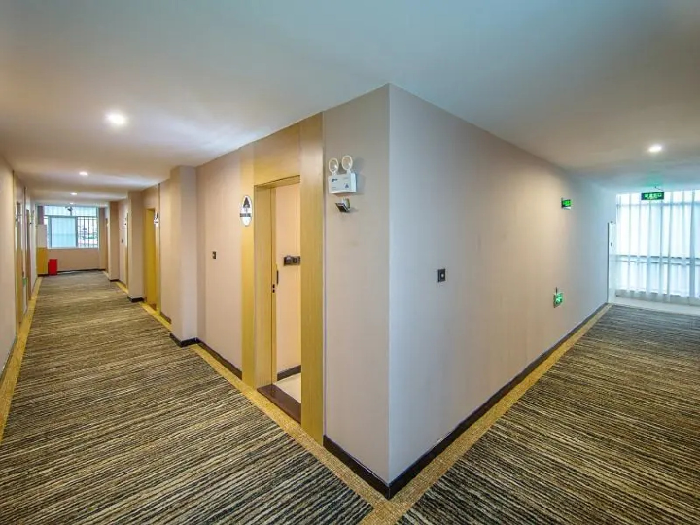 Green Tree Inn Tengchong Rehai Hot Spring Airport