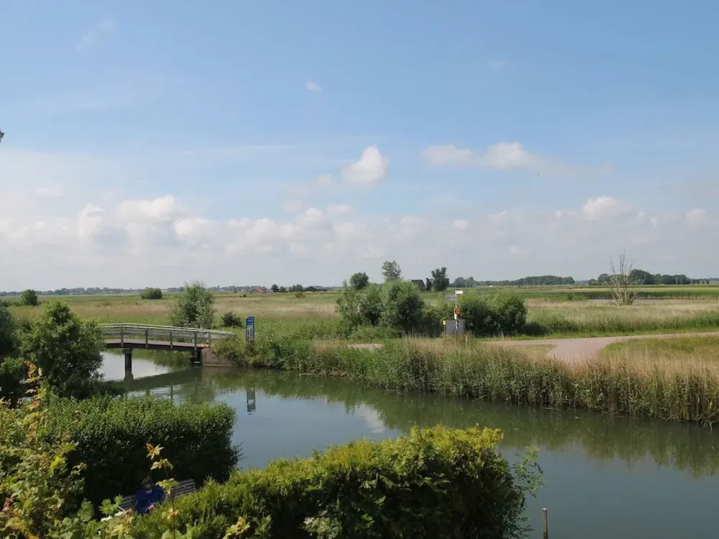 Romantic Holiday Home Directly on the Markermeer Lake with Waterfront Terrace