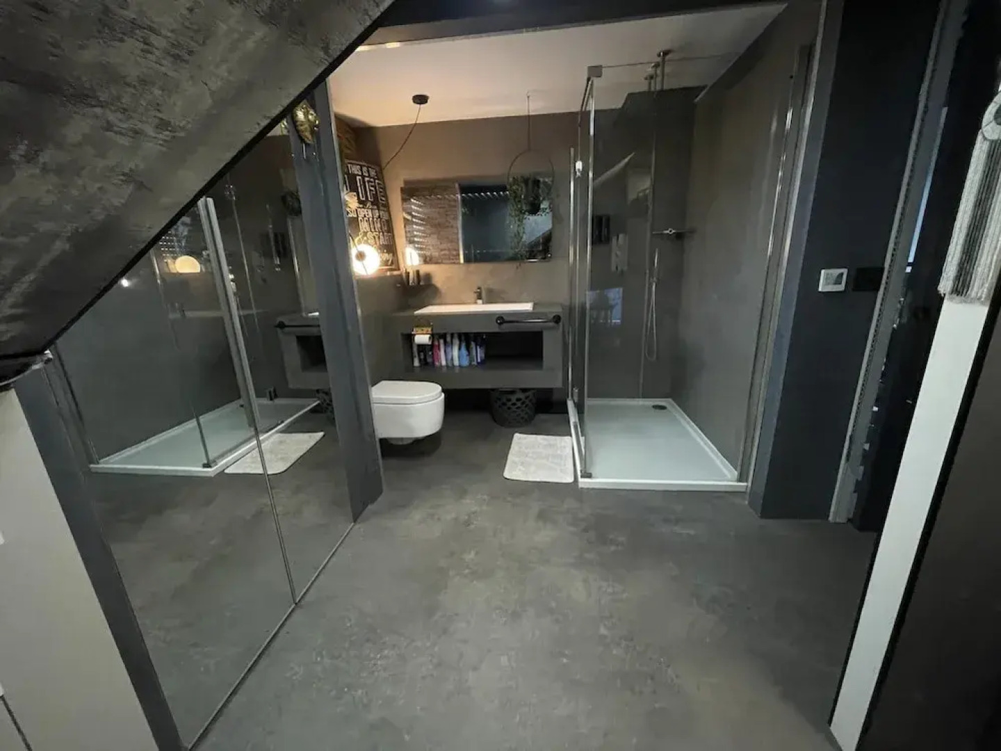 Artsy Retreat - Sleeps 8, Free Parking & Balcony