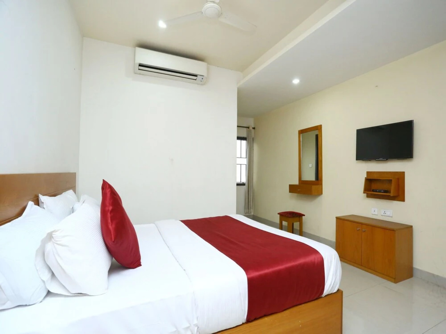 OYO 15560 Assent Inn