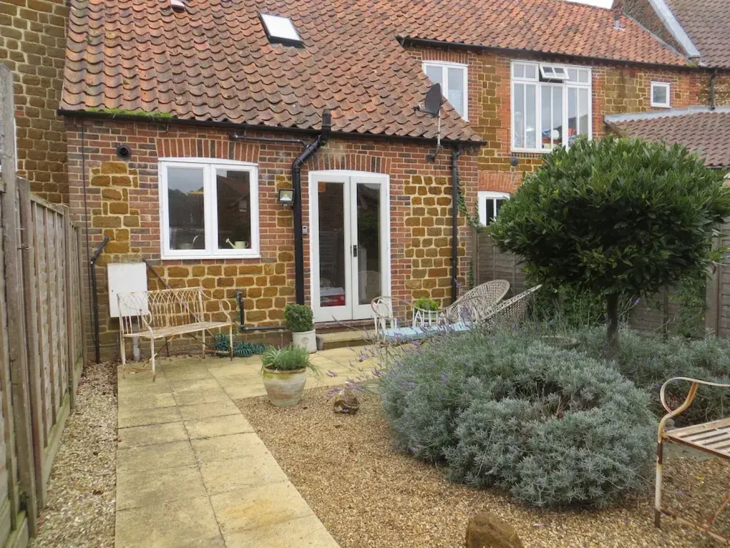 Evelyn Cottage, Charming Cottage Tucked Away