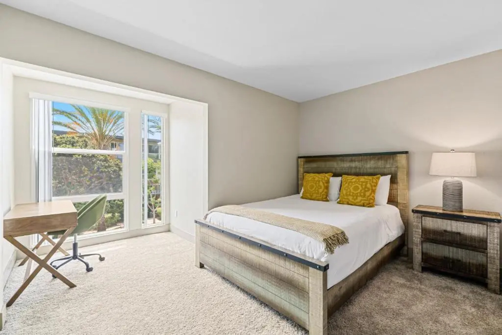 Beautiful Beachside Apartment With Marina View