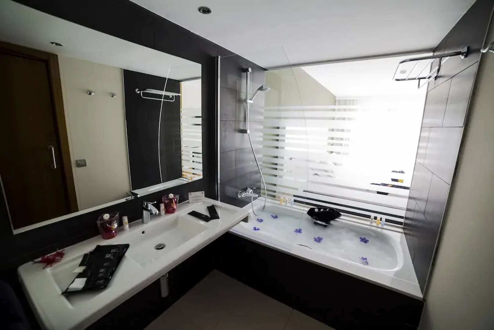 R2 Romantic Fantasia Dreams & Suites Hotel