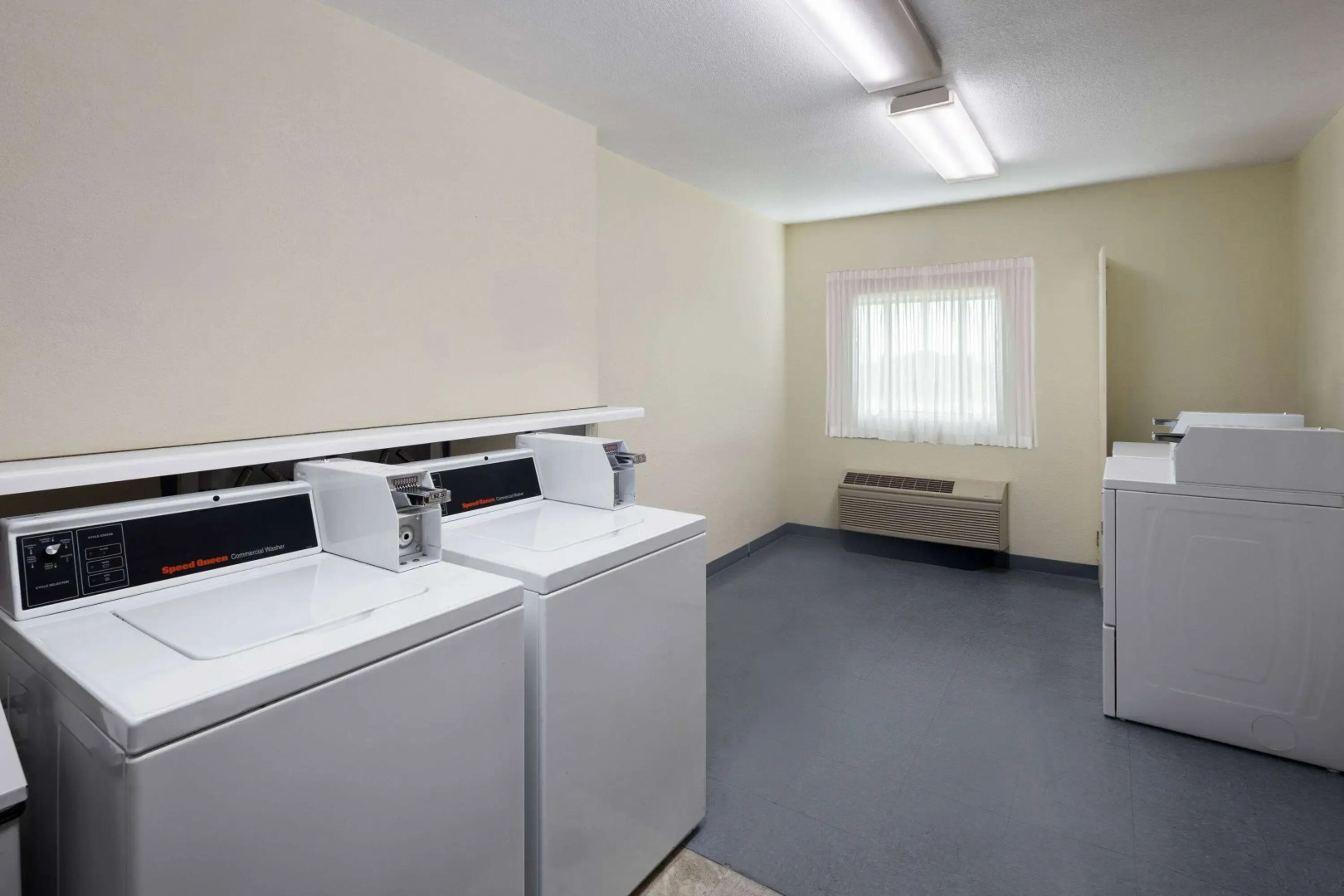 Days Inn & Suites by Wyndham Green Bay WI.