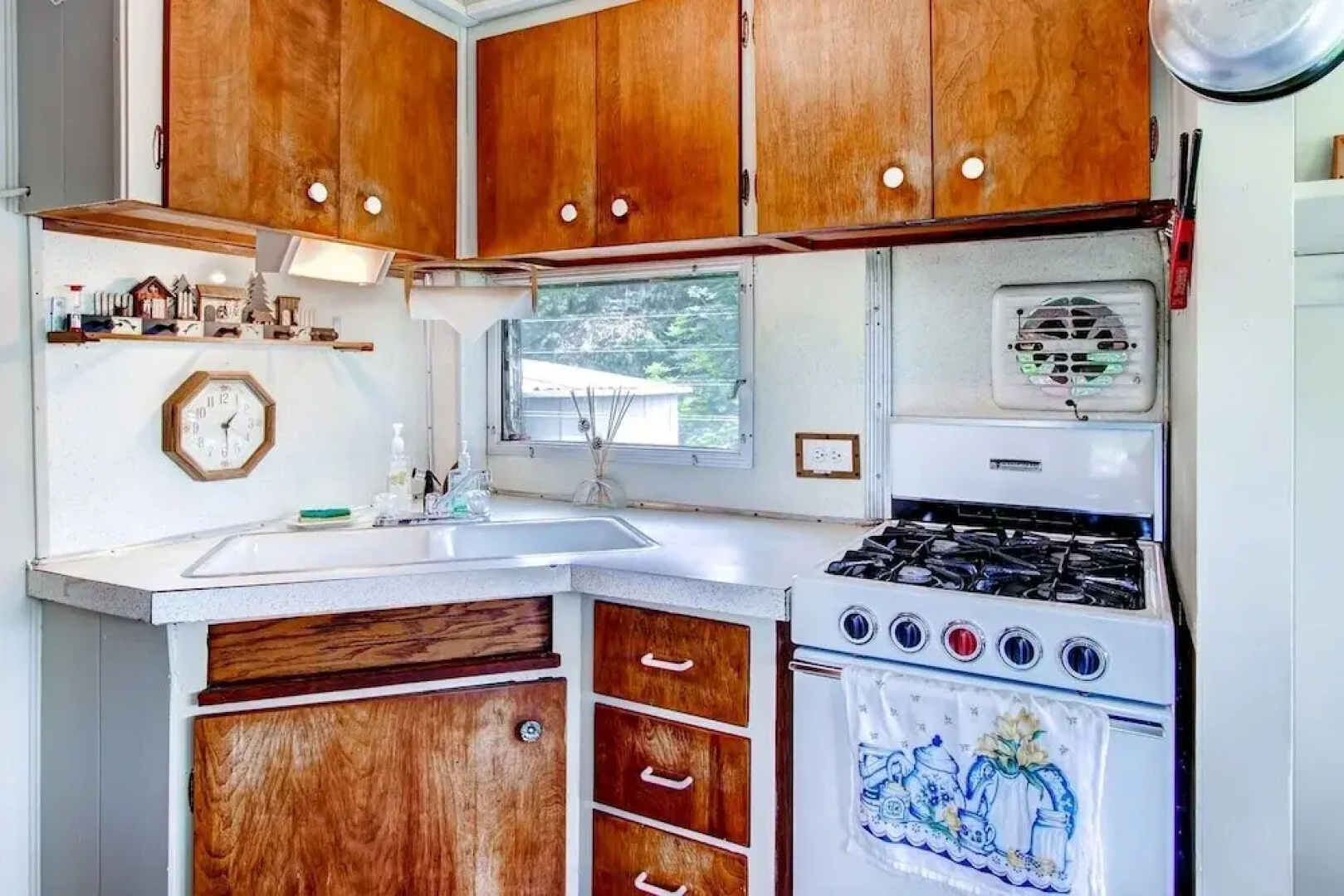 Kamp Koby - Lake Front Camp On Lake Hortonia 2 Bedroom Cabin by RedAwning