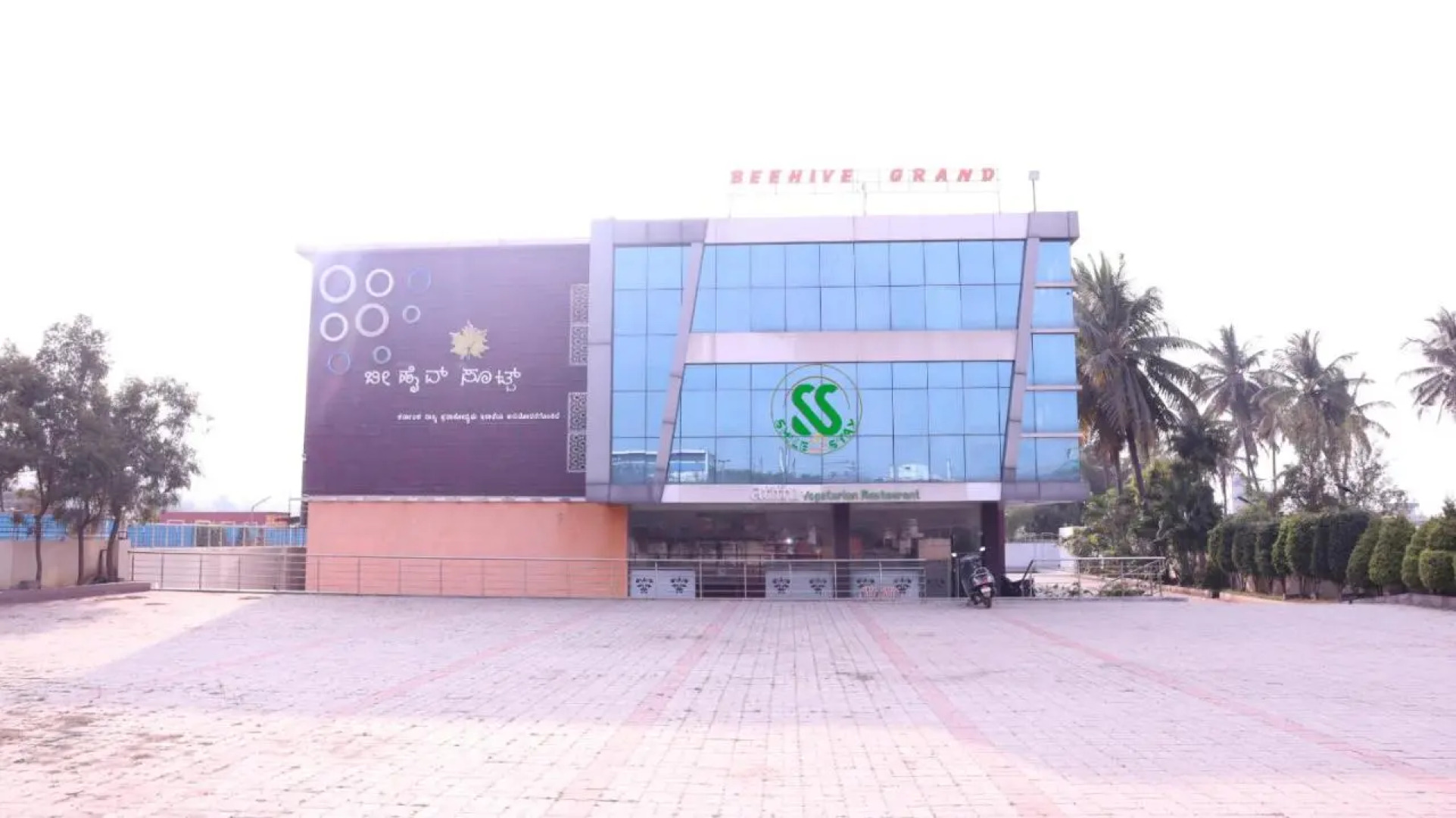 Smile Stay Bee Hive Grand