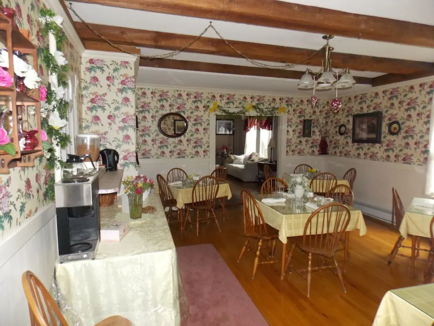 Old Red Inn & Cottages