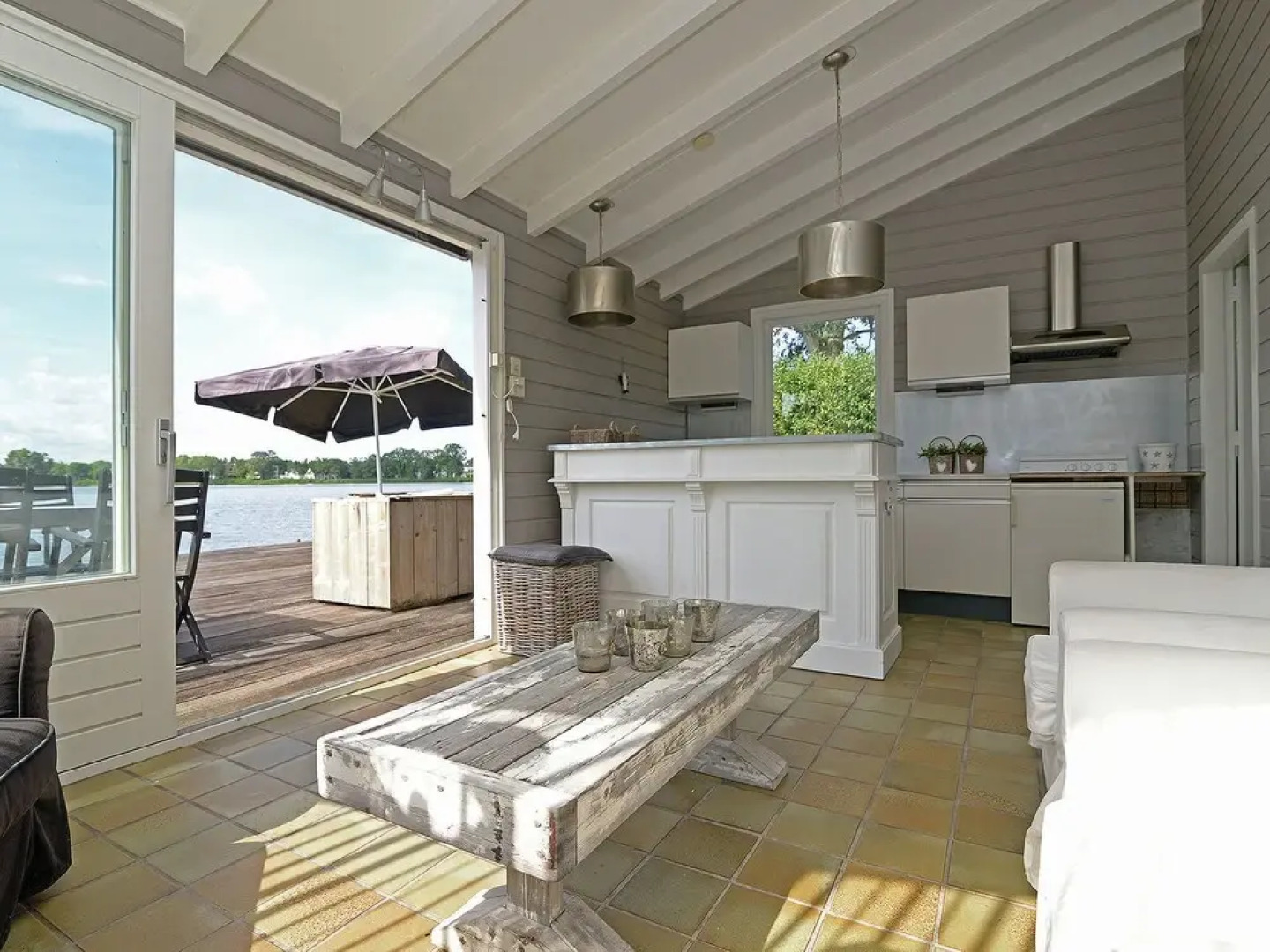 Stylish Bungalow With Gorgeous Location on Reeuwijk Lake