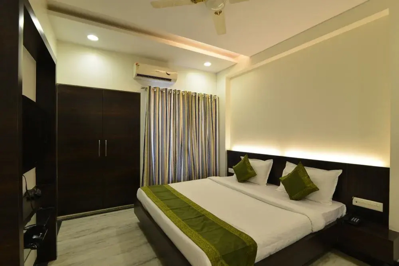 OYO 4448 Hotel Suresh Plaza