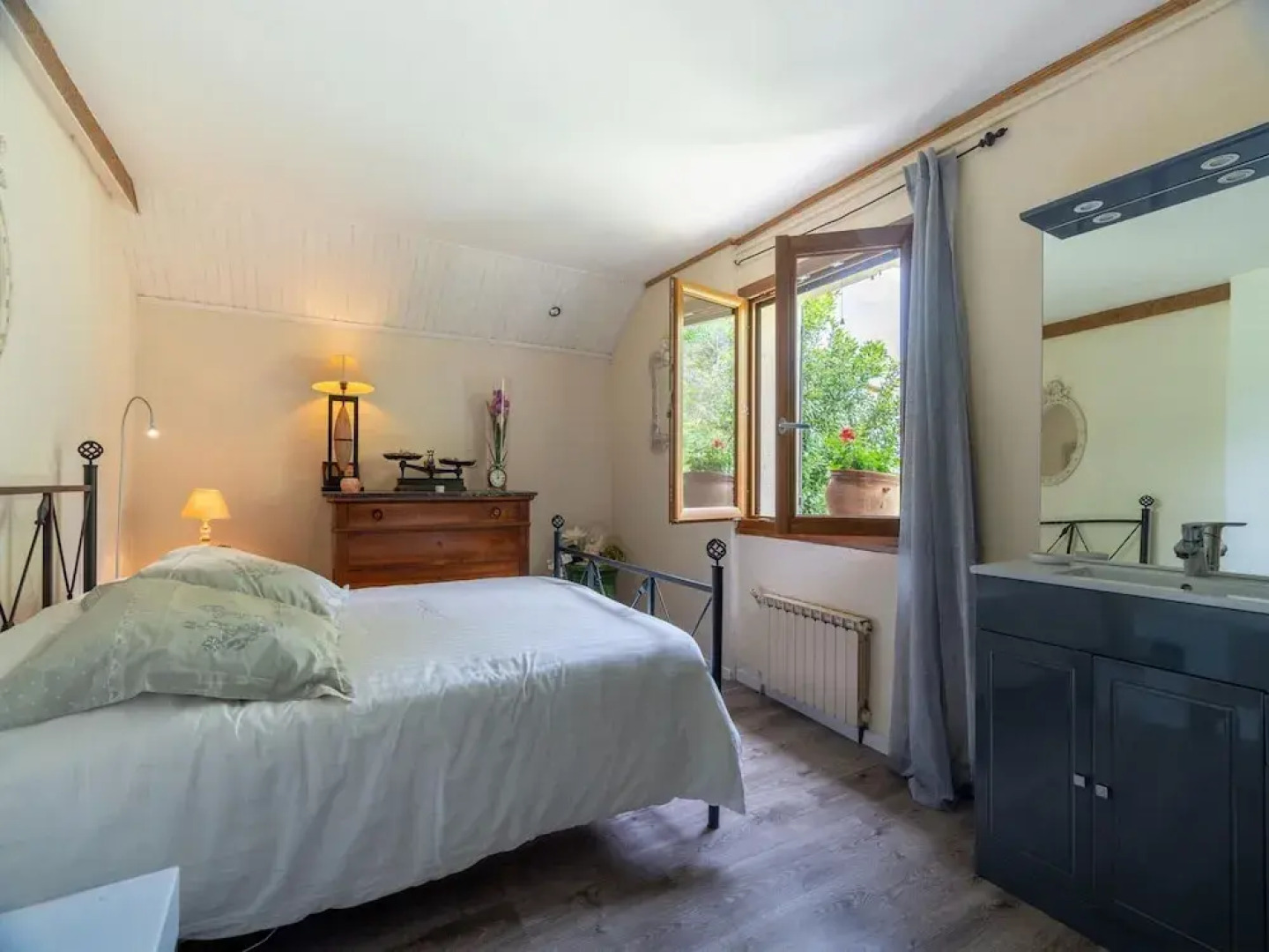 Majestic Holiday Home in Laroque With hot tub