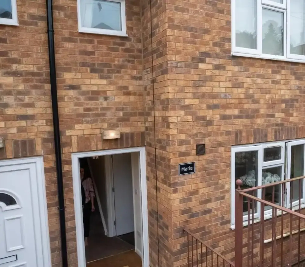 5 Bedroom Guesthouse in Quiet Cul-de-sac location.