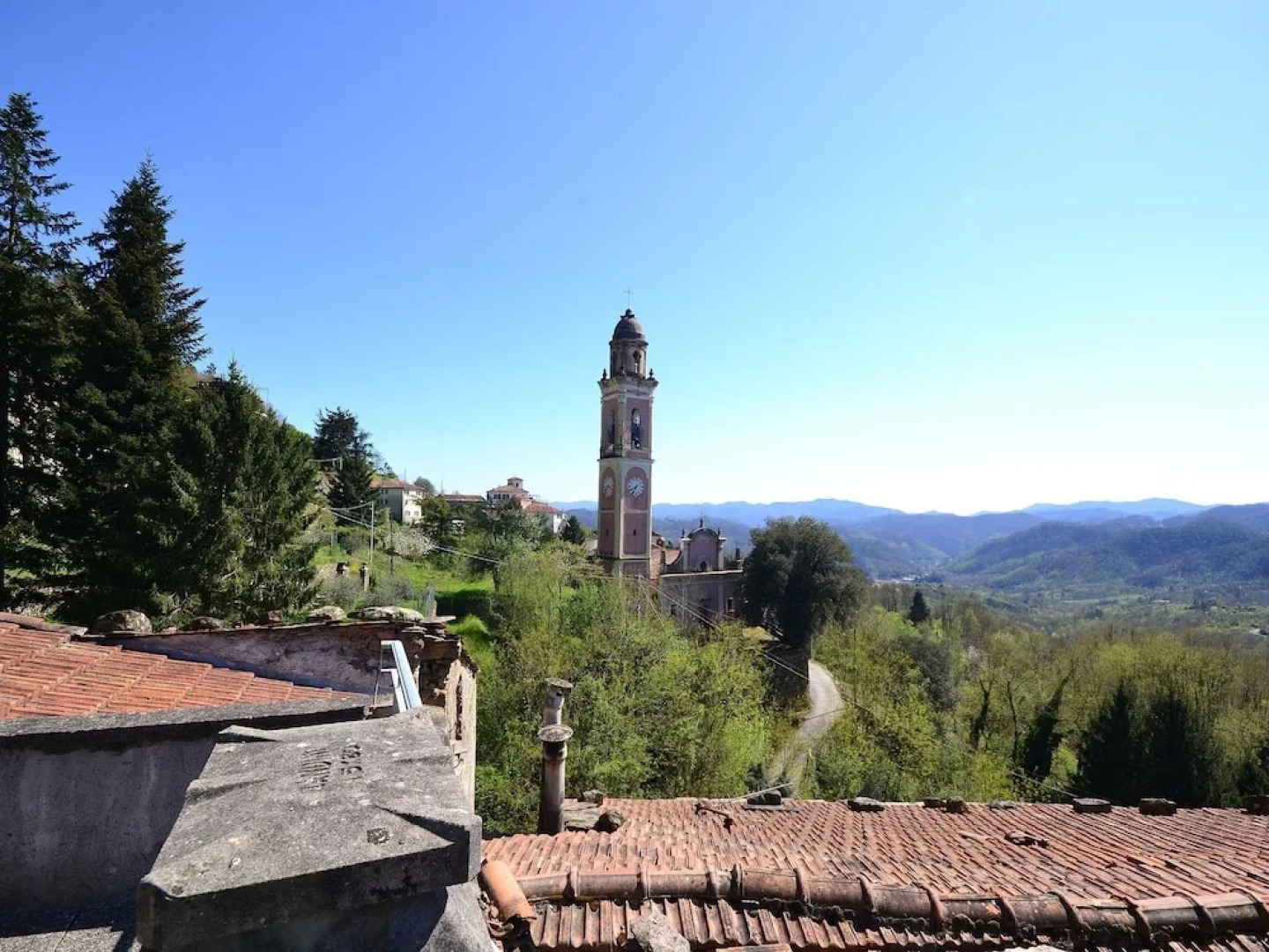 20 km from the 5 Terre, in a small town, 3-room apartment, terrace with view