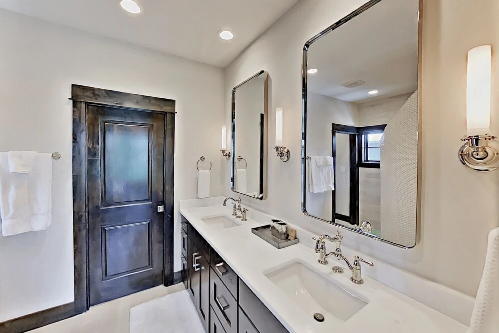 Luxury W/ Private Hot Tub & Outdoor Kitchen 3 Bedroom Home