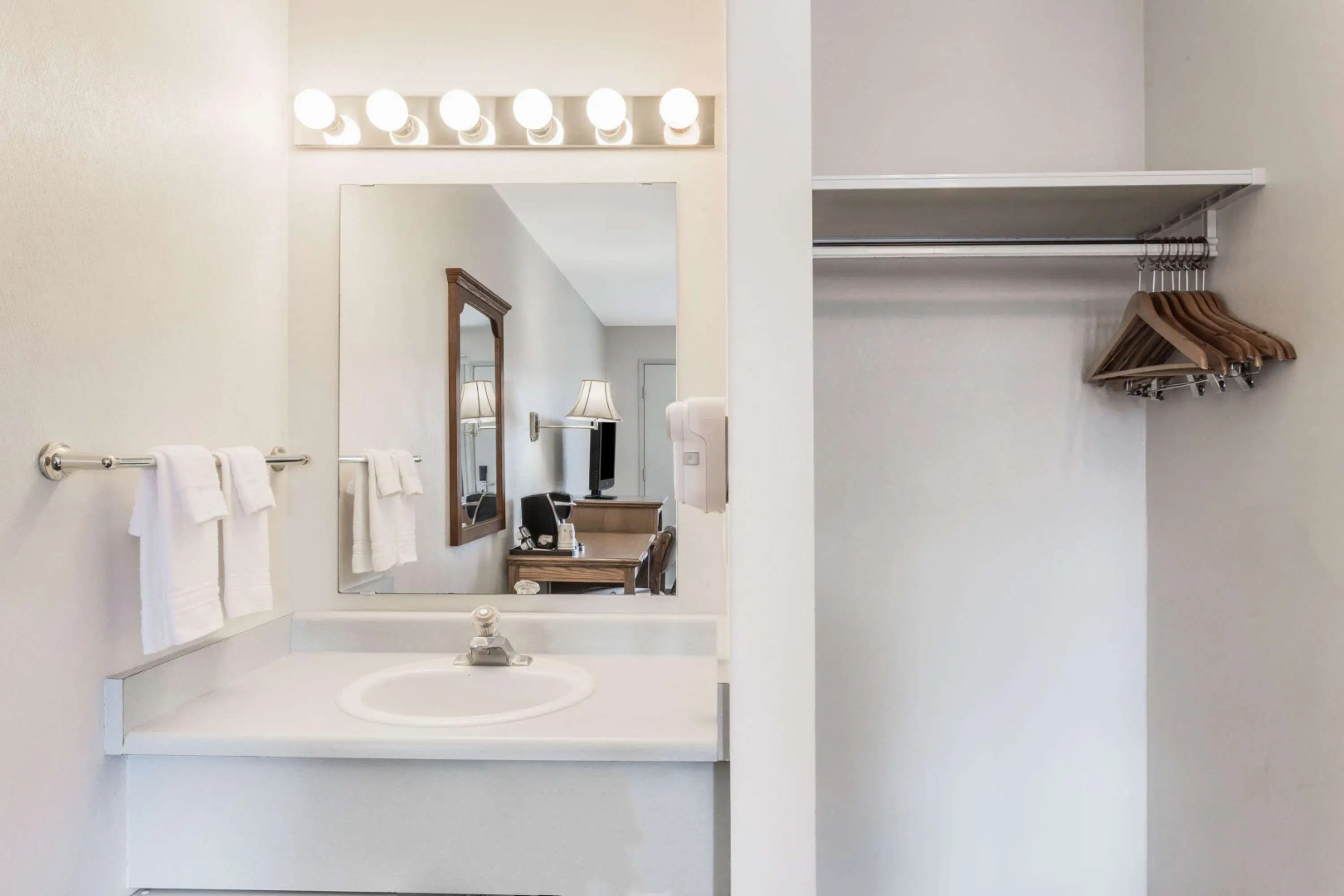 Super 8 by Wyndham Kelowna BC