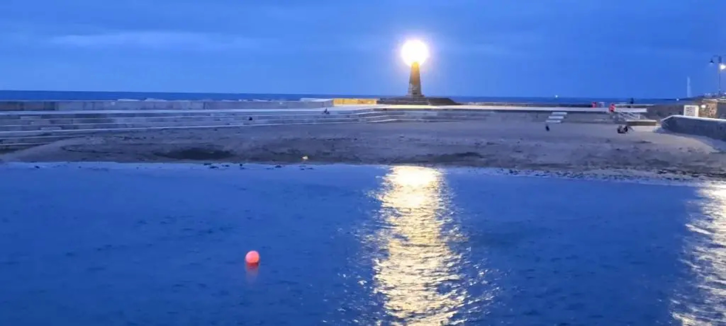 Valle, montañas y mar cristalino