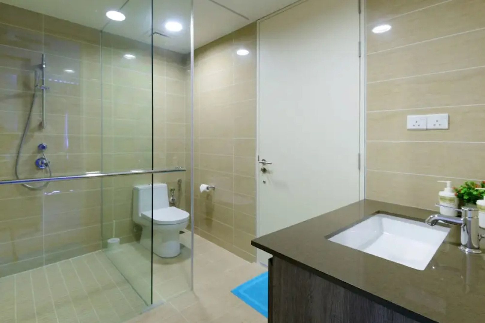 2 Bedrooms Apartment By The Sea