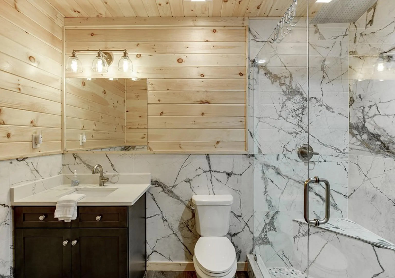 Luxury Cabin Sleeps 8 With Creekside Fire pit Near Helen GA