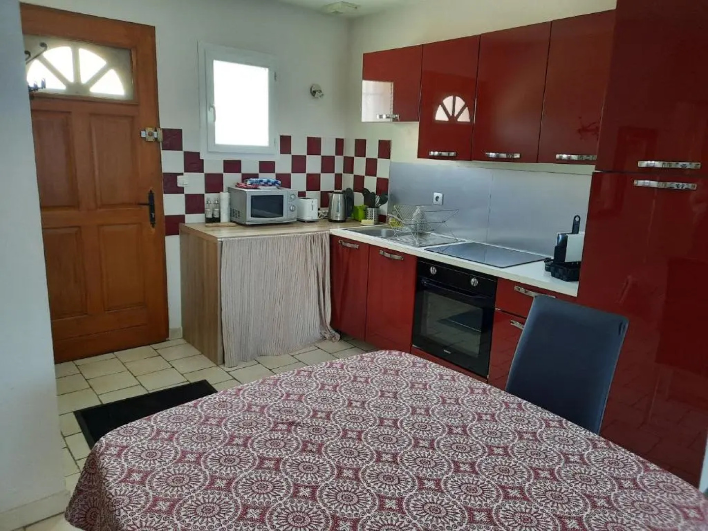 Coquet T2 ,terrasse,parking ,4 kms d Avignon