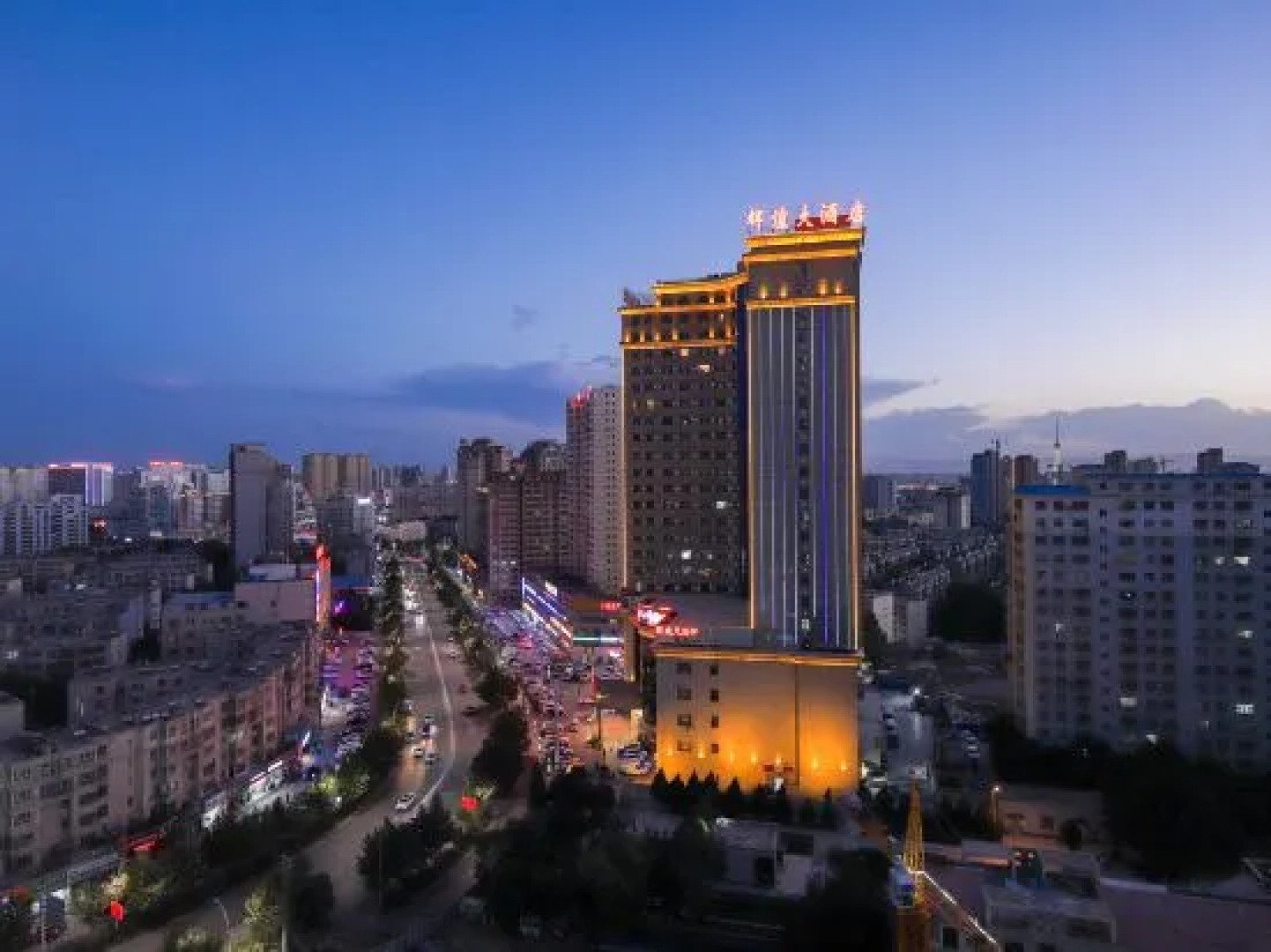 Grand Hotel (Aksu Tianbai Fashion Shopping Center)