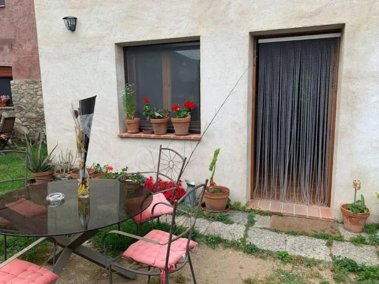 Acogedora casa de invitados con su estilo rustico