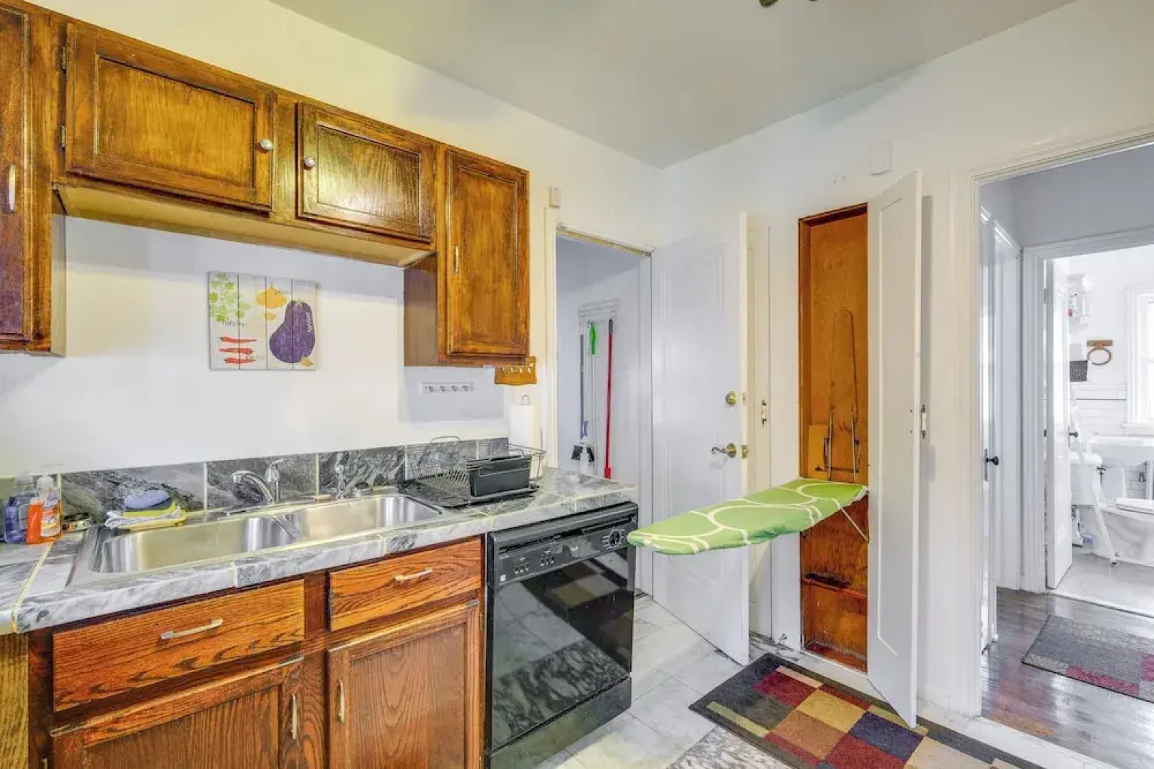 Trendy South Euclid Apt - 5 Mi to Cleveland Clinic