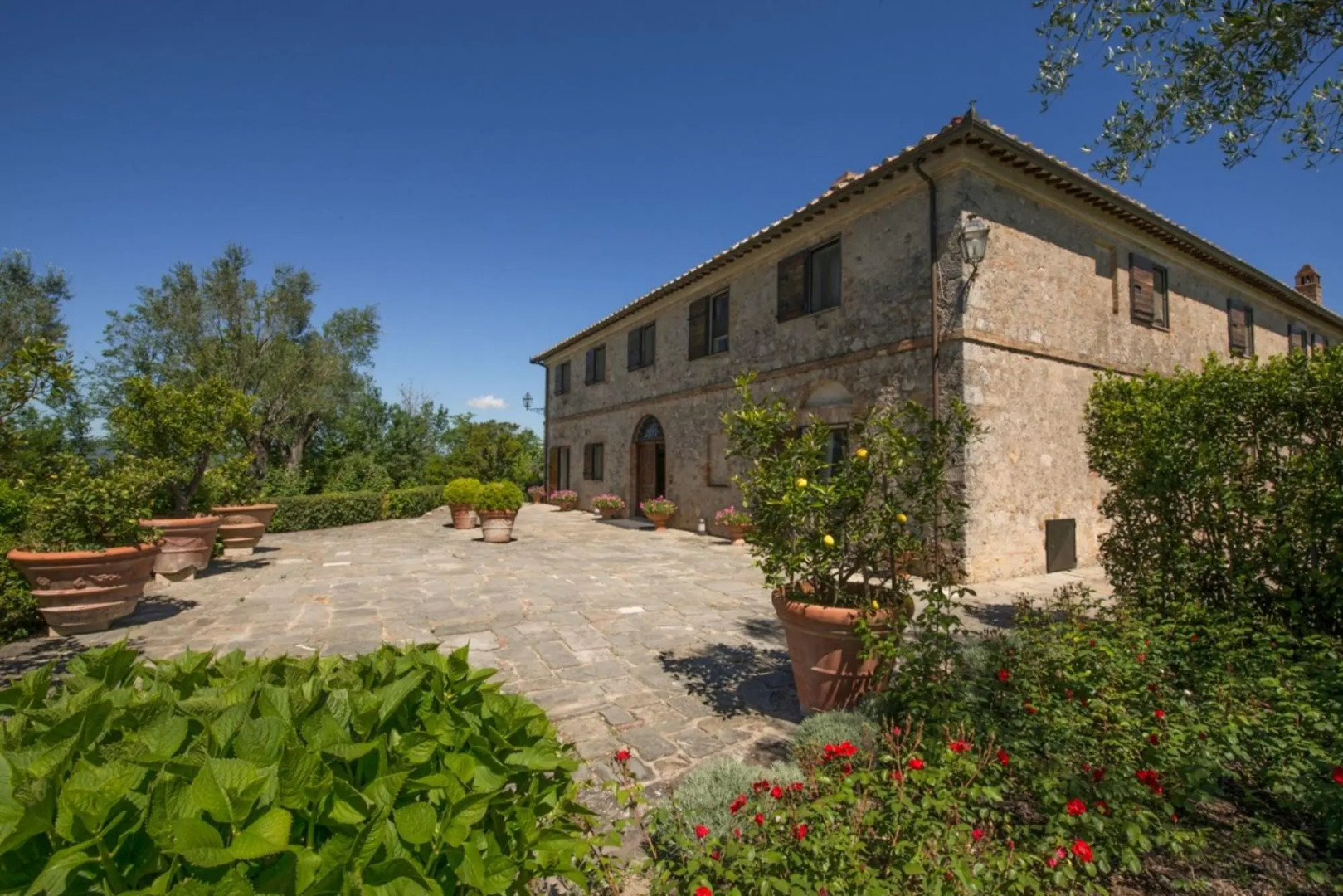 Independent Villa up to 18 Guests Pool Tennis Fitness and Wellness Area -villa Giuncheto