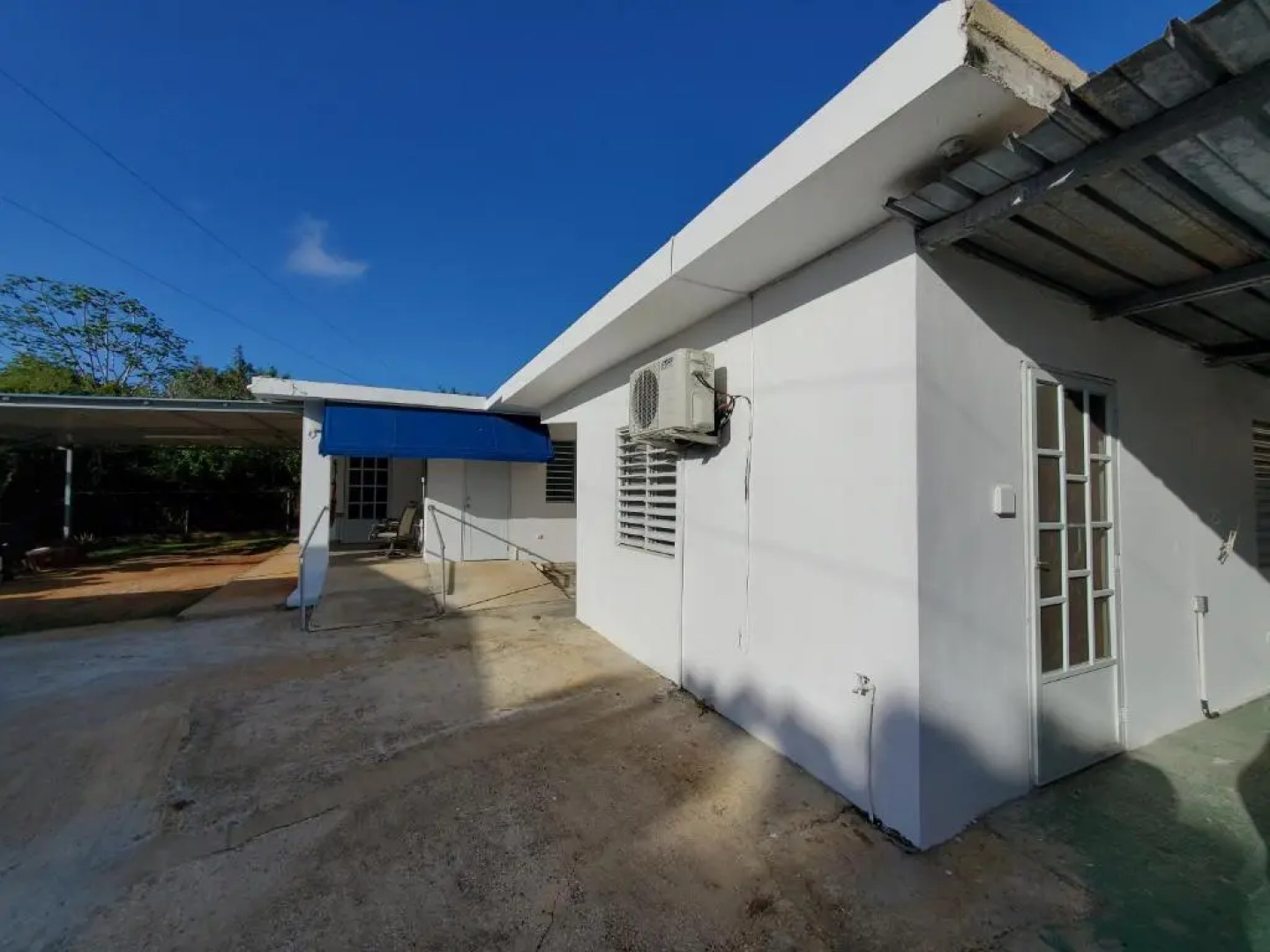 Aguadilla Surfers Lair apt with electricity water AC Wifi 8 minute walk to Crashboat beach