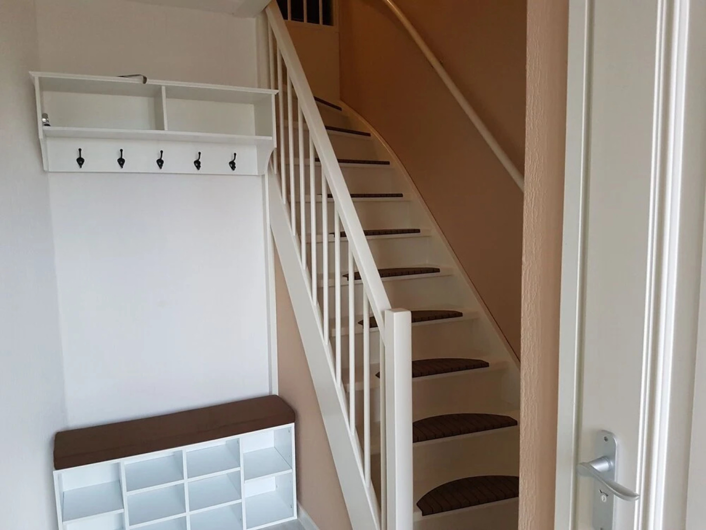 Exclusive Holiday Home Floating on a Lake in Friesland