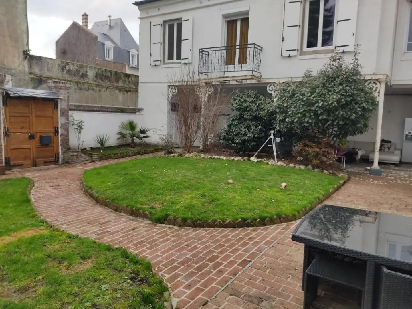 appartement individuelle refais a neuf,ds maison de maître,6 couchages dont un lit kingsize,cuisine avec lave vaisselle,rue privative pour se garer, accessibilité au jardin